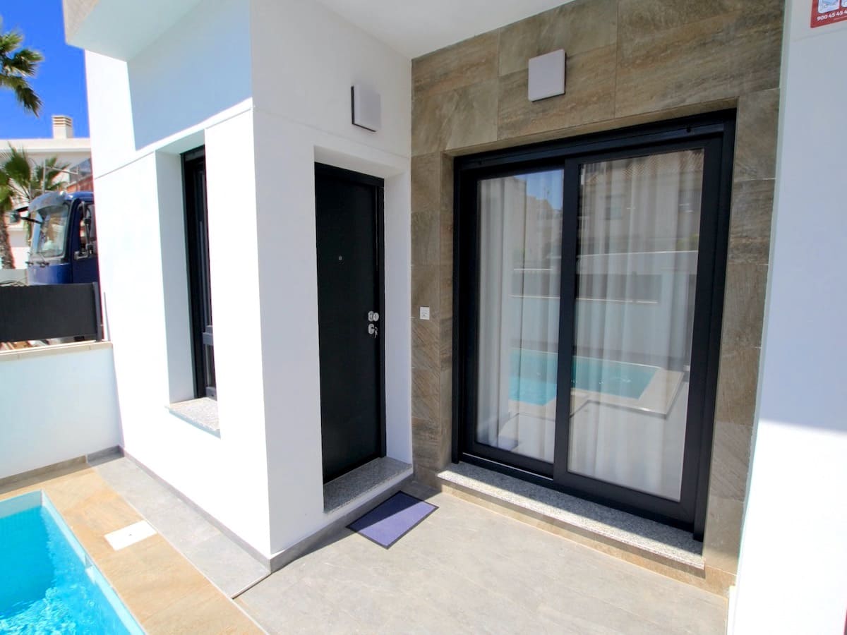 3 soveværelse Villa til salg i Torrevieja med swimmingpool - € 375.000 (Ref: 8989923)