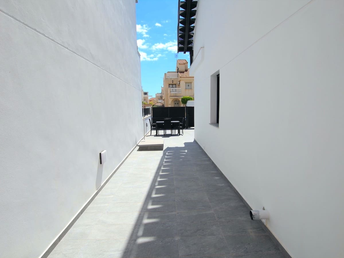 3 soveværelse Villa til salg i Torrevieja med swimmingpool - € 375.000 (Ref: 8989923)