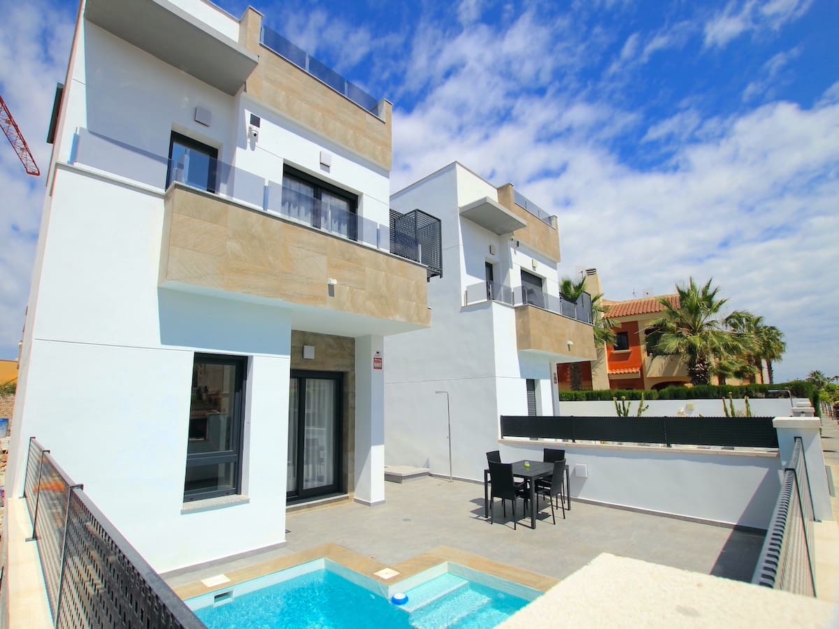 3 soveværelse Villa til salg i Torrevieja med swimmingpool - € 375.000 (Ref: 8989923)
