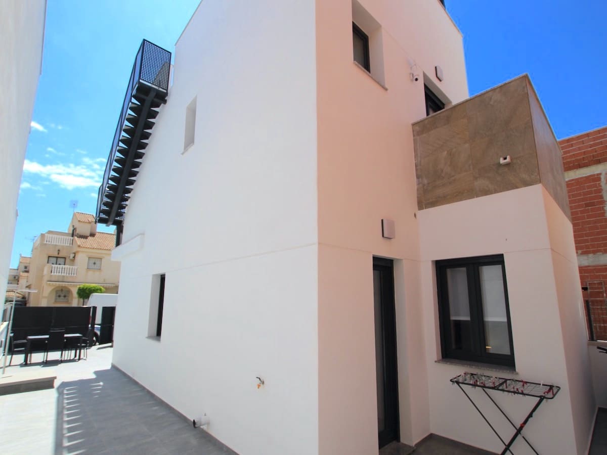 3 soveværelse Villa til salg i Torrevieja med swimmingpool - € 375.000 (Ref: 8989923)