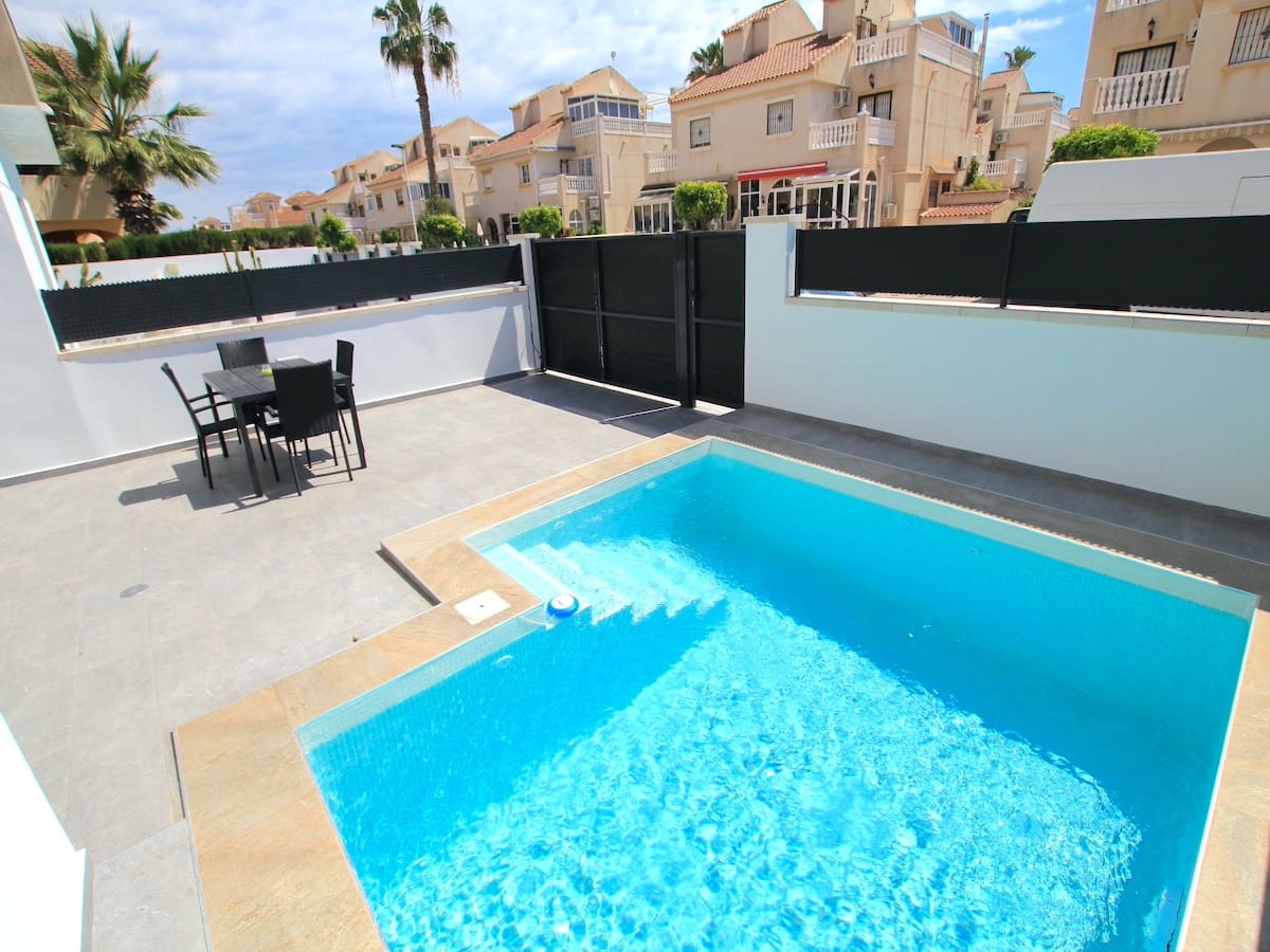 3 soveværelse Villa til salg i Torrevieja med swimmingpool - € 375.000 (Ref: 8989923)