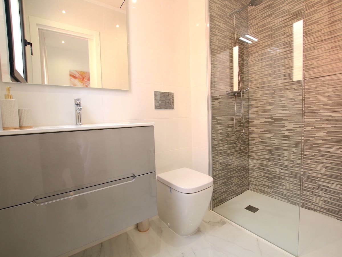 3 soveværelse Villa til salg i Torrevieja med swimmingpool - € 375.000 (Ref: 8989923)