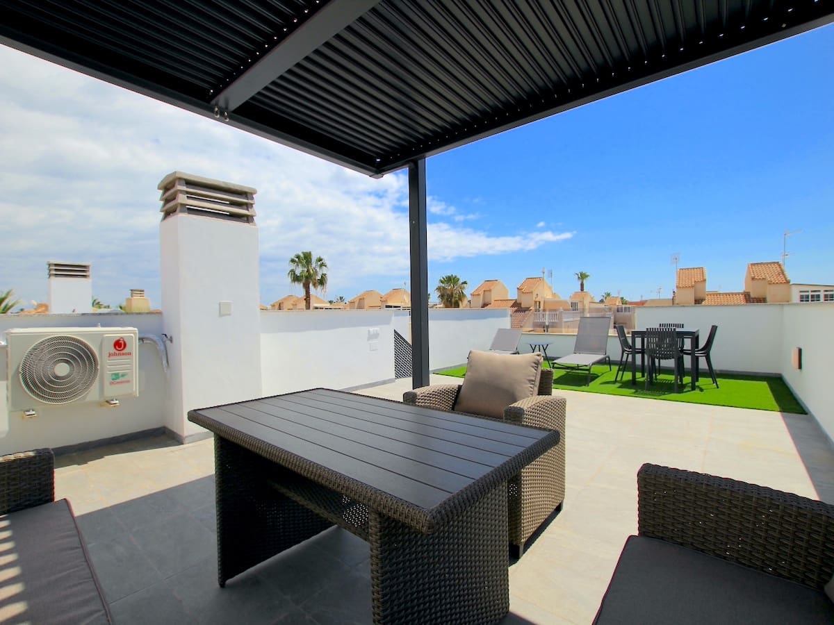 3 soveværelse Villa til salg i Torrevieja med swimmingpool - € 375.000 (Ref: 8989923)