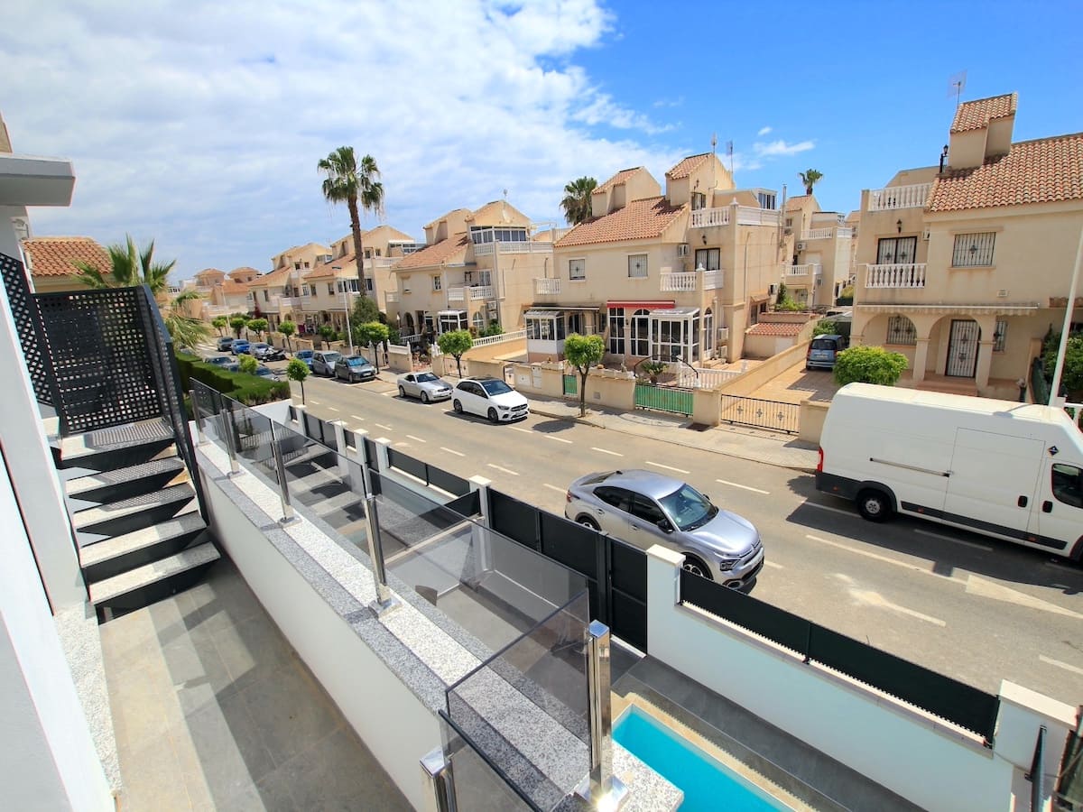 3 soveværelse Villa til salg i Torrevieja med swimmingpool - € 375.000 (Ref: 8989923)