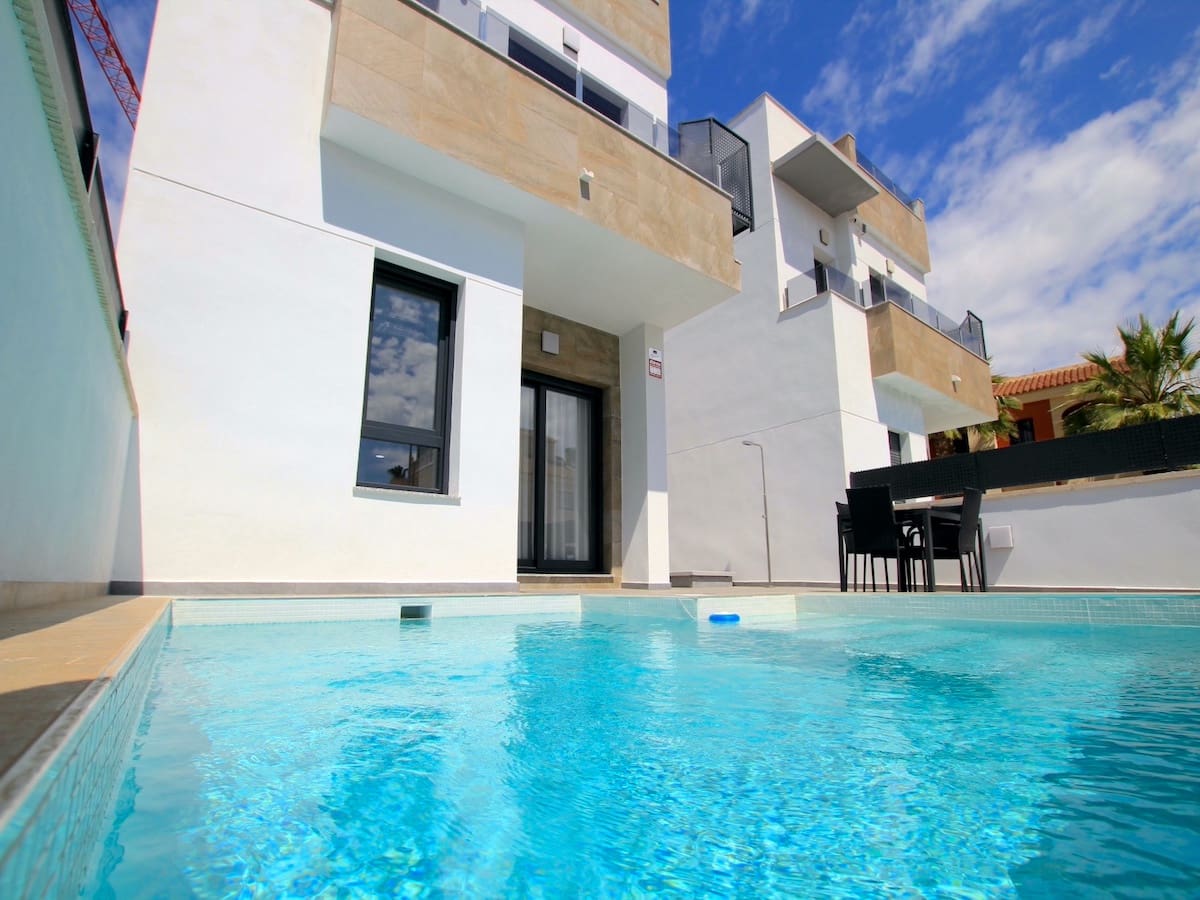 3 soveværelse Villa til salg i Torrevieja med swimmingpool - € 375.000 (Ref: 8989923)