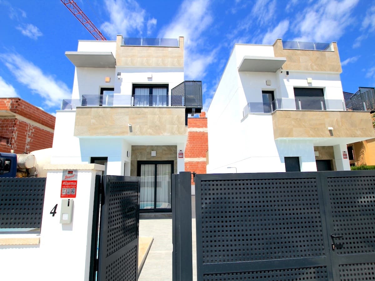 3 soveværelse Villa til salg i Torrevieja med swimmingpool - € 375.000 (Ref: 8989923)