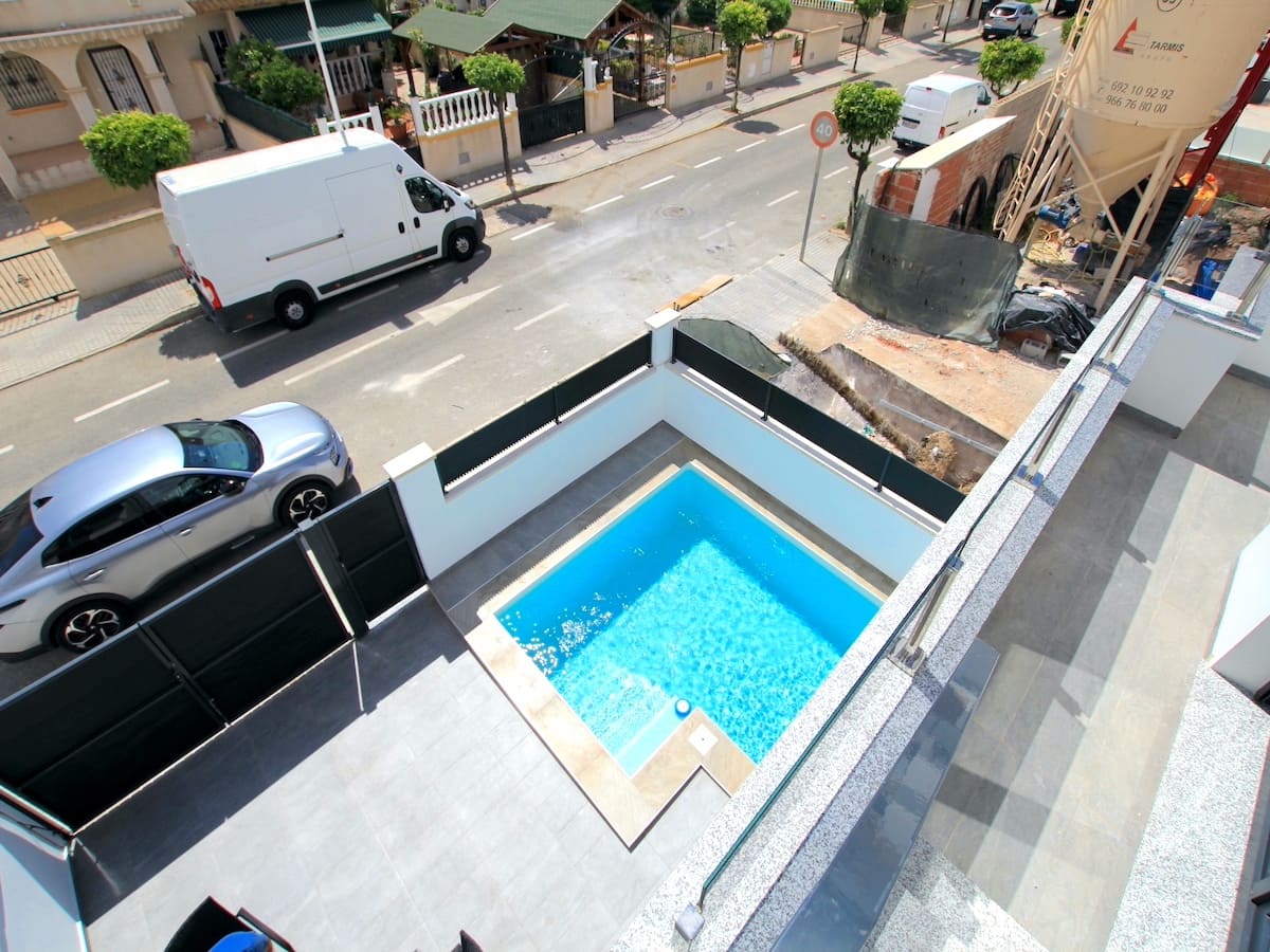 3 soveværelse Villa til salg i Torrevieja med swimmingpool - € 375.000 (Ref: 8989923)