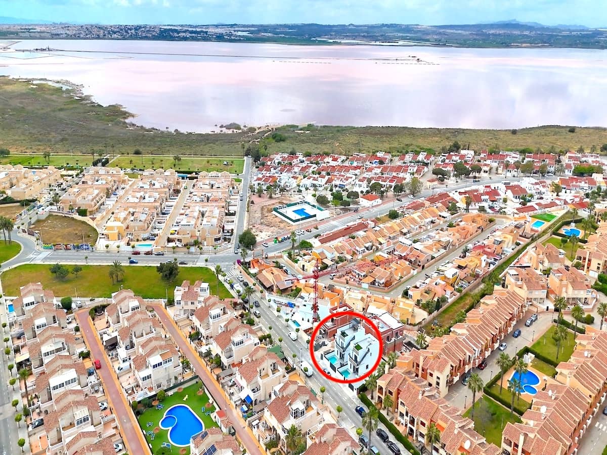3 soveværelse Villa til salg i Torrevieja med swimmingpool - € 375.000 (Ref: 8989923)