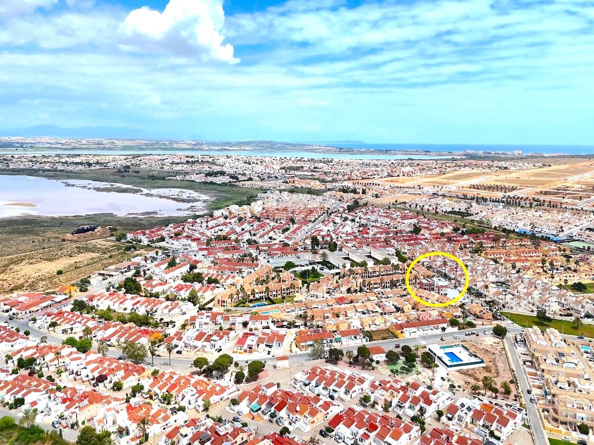 3 soveværelse Villa til salg i Torrevieja med swimmingpool - € 375.000 (Ref: 8989923)