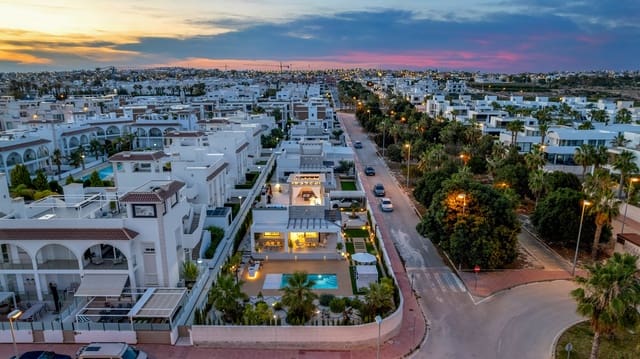 3 makuuhuone Huvila myytävänä paikassa Ciudad Quesada, Rojales mukana uima-altaan - 1 200 000 € (Ref: 9099469)