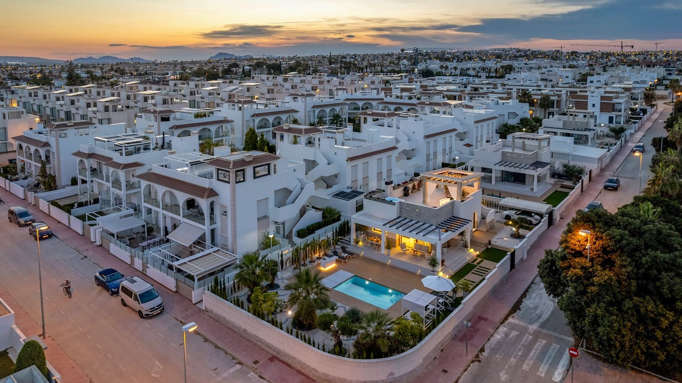 3 makuuhuone Huvila myytävänä paikassa Ciudad Quesada mukana uima-altaan - 1 200 000 € (Ref: 9099469)