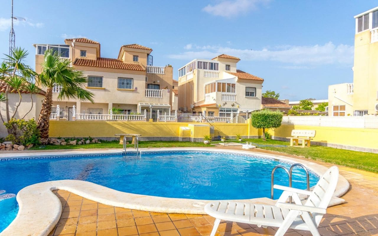 3 soverom Rekkehus til salgs i Torrevieja med svømmebasseng - € 165 000 (Ref: 9129271)