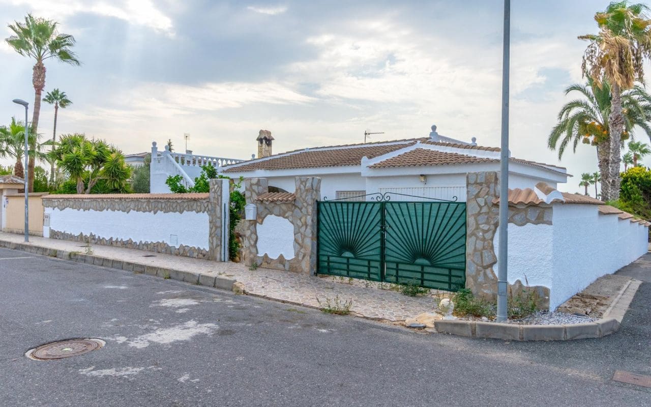 3 bedroom Villa for sale in Ciudad Quesada with pool garage - € 420,000 (Ref: 9189761)