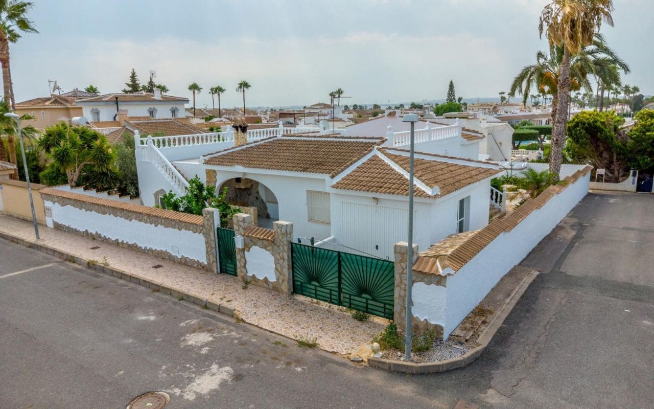 3 bedroom Villa for sale in Ciudad Quesada with pool garage - € 420,000 (Ref: 9189761)