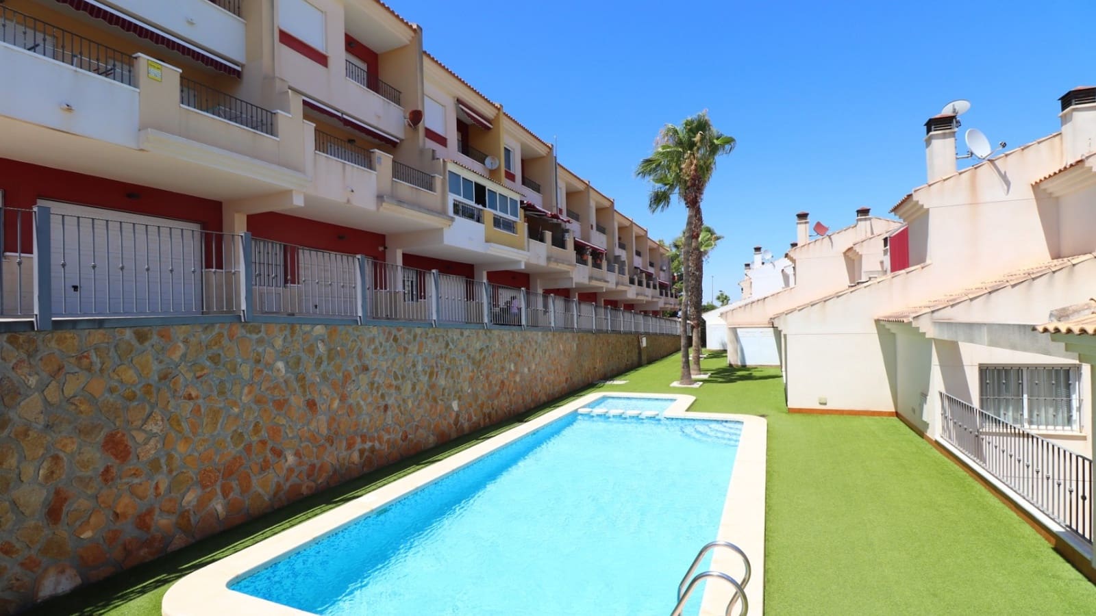 3 soveværelse Byhus til salg i Benijofar med swimmingpool garage - € 250.000 (Ref: 9189895)