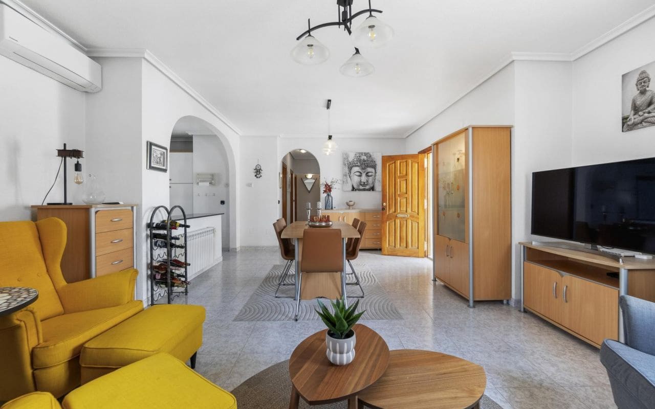 4 makuuhuone Huvila myytävänä paikassa Playa Flamenca mukana uima-altaan - 559 000 € (Ref: 9189897)