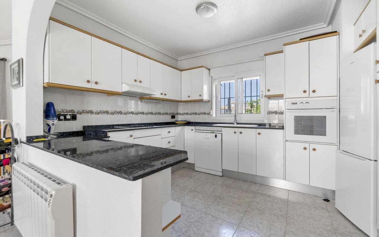 4 makuuhuone Huvila myytävänä paikassa Playa Flamenca mukana uima-altaan - 559 000 € (Ref: 9189897)