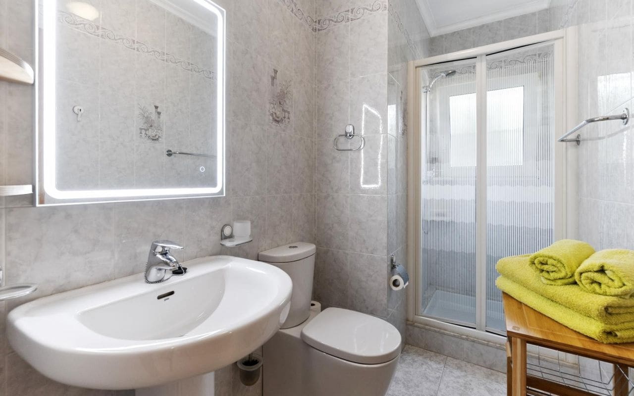 4 makuuhuone Huvila myytävänä paikassa Playa Flamenca mukana uima-altaan - 559 000 € (Ref: 9189897)