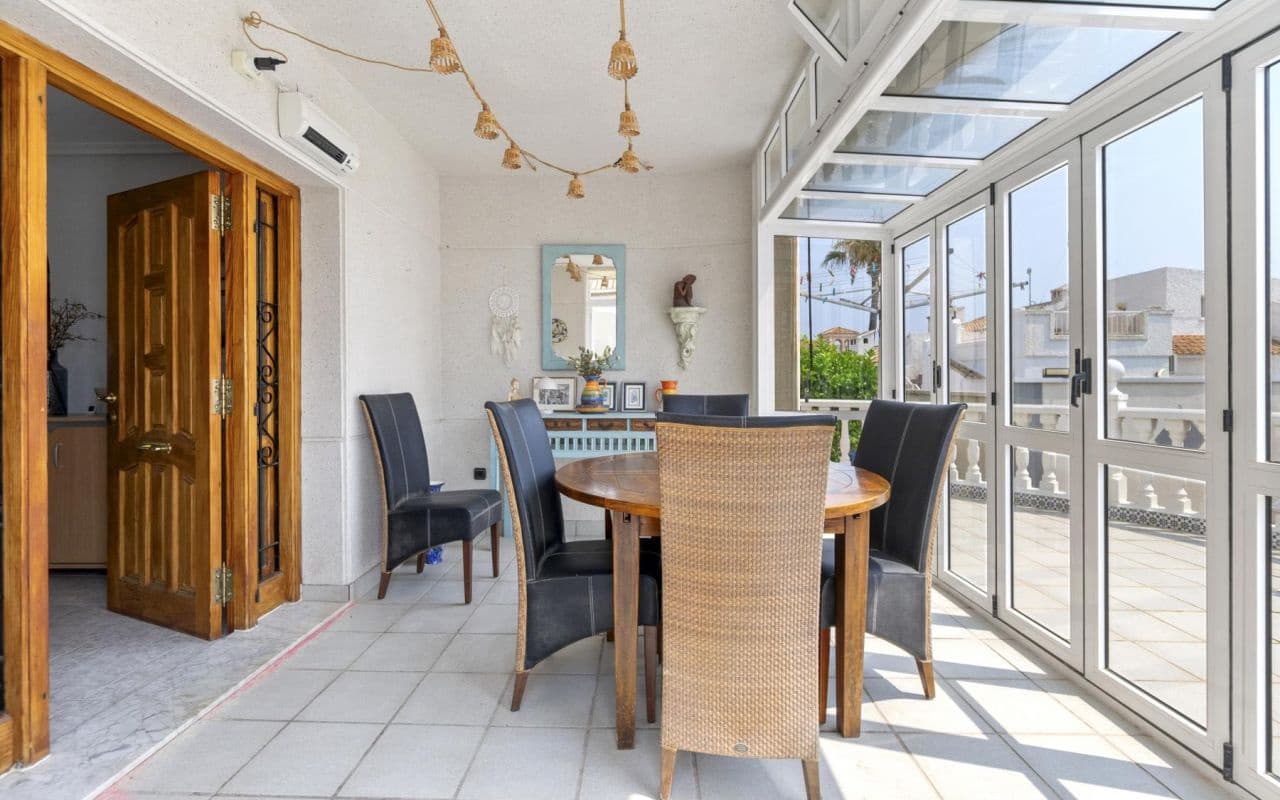 4 makuuhuone Huvila myytävänä paikassa Playa Flamenca mukana uima-altaan - 559 000 € (Ref: 9189897)