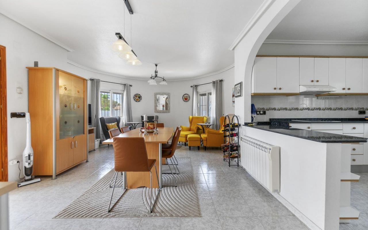 4 makuuhuone Huvila myytävänä paikassa Playa Flamenca mukana uima-altaan - 559 000 € (Ref: 9189897)