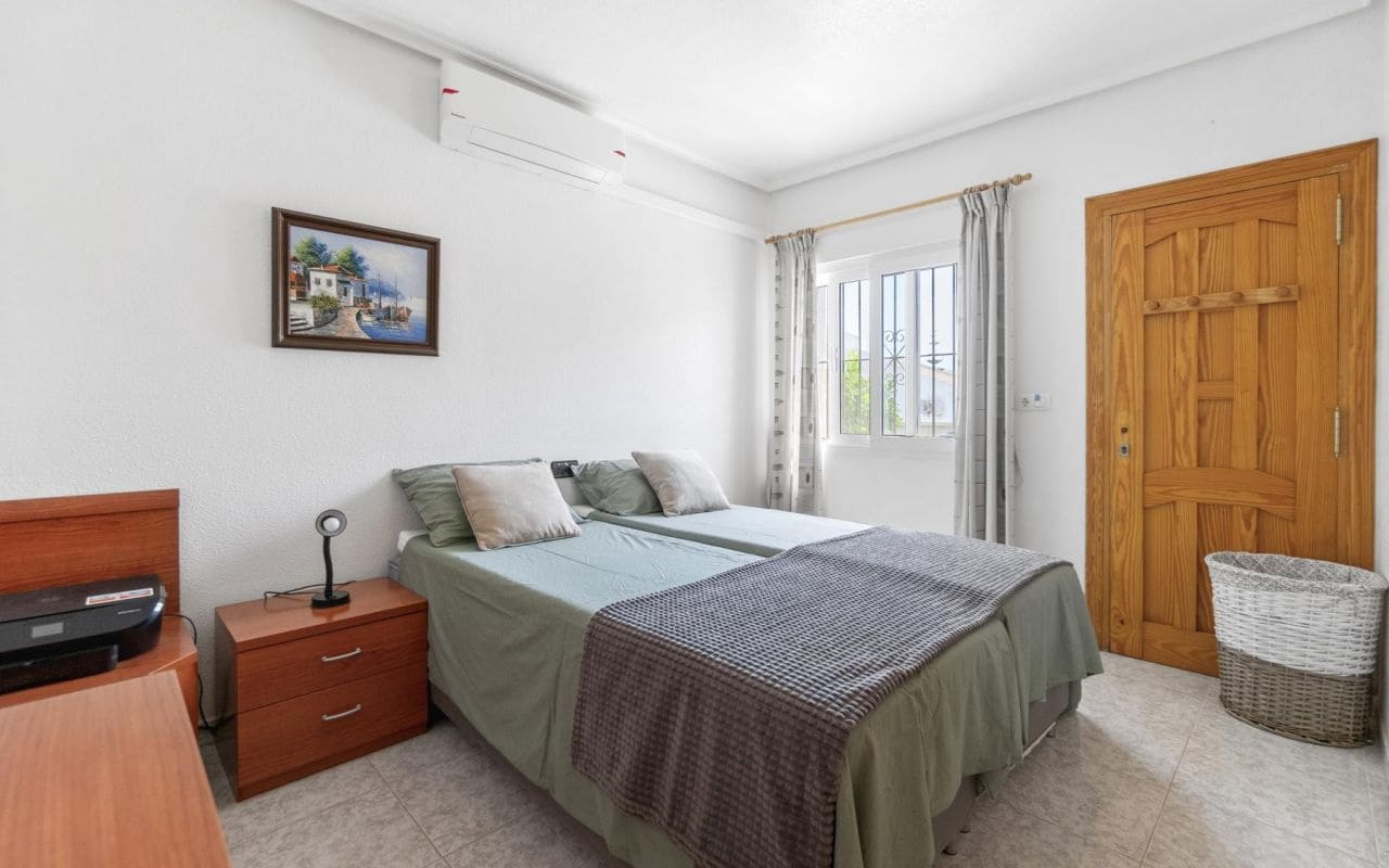 4 makuuhuone Huvila myytävänä paikassa Playa Flamenca mukana uima-altaan - 559 000 € (Ref: 9189897)