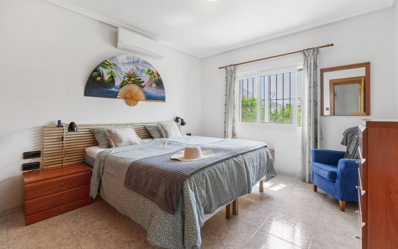 4 makuuhuone Huvila myytävänä paikassa Playa Flamenca mukana uima-altaan - 559 000 € (Ref: 9189897)