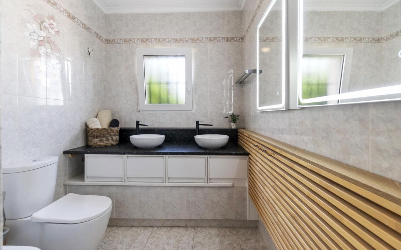 4 makuuhuone Huvila myytävänä paikassa Playa Flamenca mukana uima-altaan - 559 000 € (Ref: 9189897)