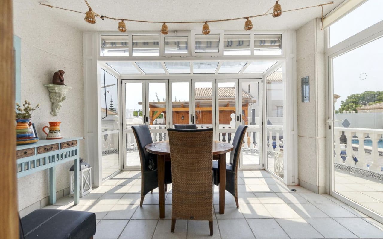 4 makuuhuone Huvila myytävänä paikassa Playa Flamenca mukana uima-altaan - 559 000 € (Ref: 9189897)