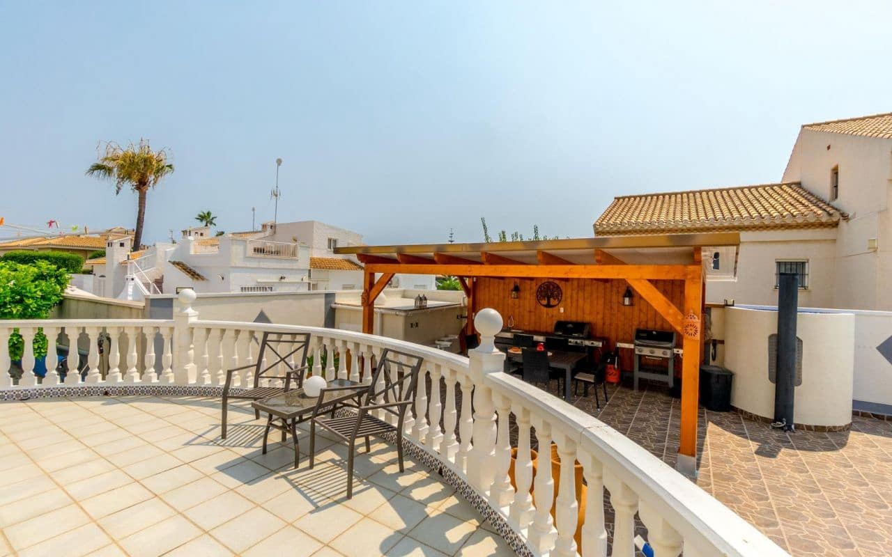 4 makuuhuone Huvila myytävänä paikassa Playa Flamenca mukana uima-altaan - 559 000 € (Ref: 9189897)