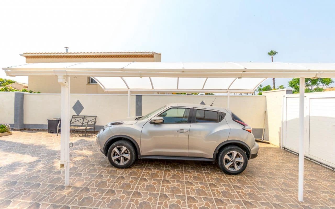 4 makuuhuone Huvila myytävänä paikassa Playa Flamenca mukana uima-altaan - 559 000 € (Ref: 9189897)