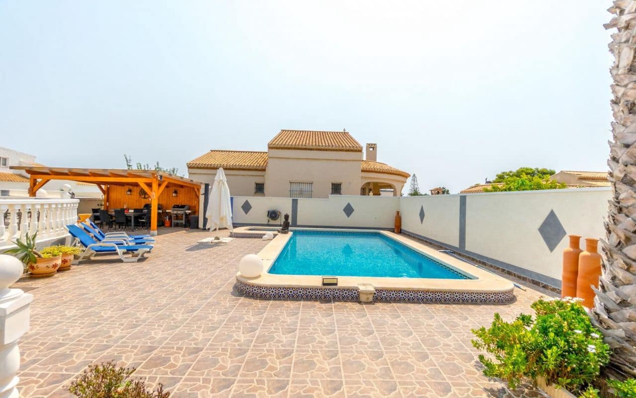 4 makuuhuone Huvila myytävänä paikassa Playa Flamenca mukana uima-altaan - 559 000 € (Ref: 9189897)