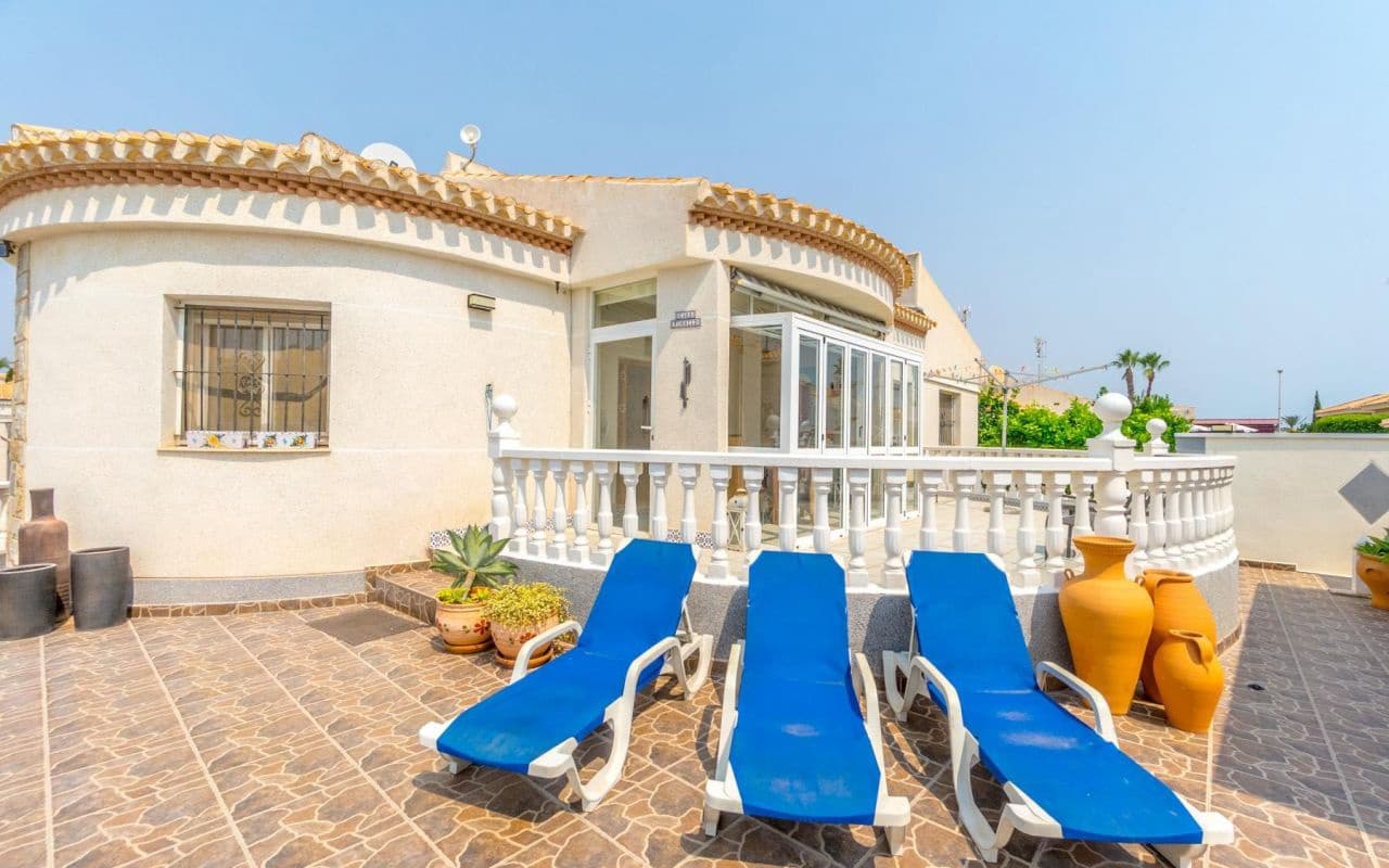 4 makuuhuone Huvila myytävänä paikassa Playa Flamenca mukana uima-altaan - 559 000 € (Ref: 9189897)