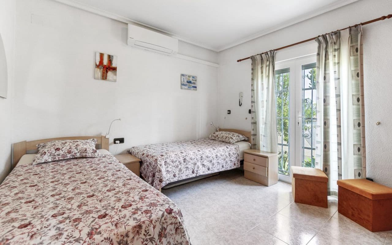 4 makuuhuone Huvila myytävänä paikassa Playa Flamenca mukana uima-altaan - 559 000 € (Ref: 9189897)