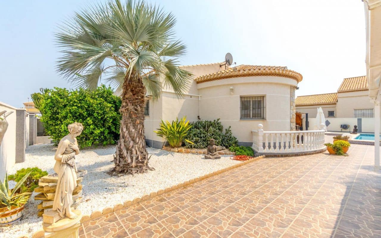 4 makuuhuone Huvila myytävänä paikassa Playa Flamenca mukana uima-altaan - 559 000 € (Ref: 9189897)