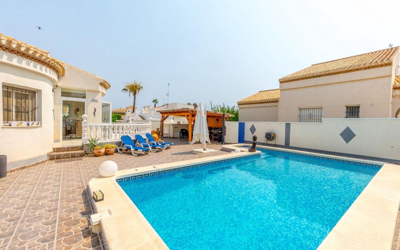 4 makuuhuone Huvila myytävänä paikassa Playa Flamenca mukana uima-altaan - 559 000 € (Ref: 9189897)