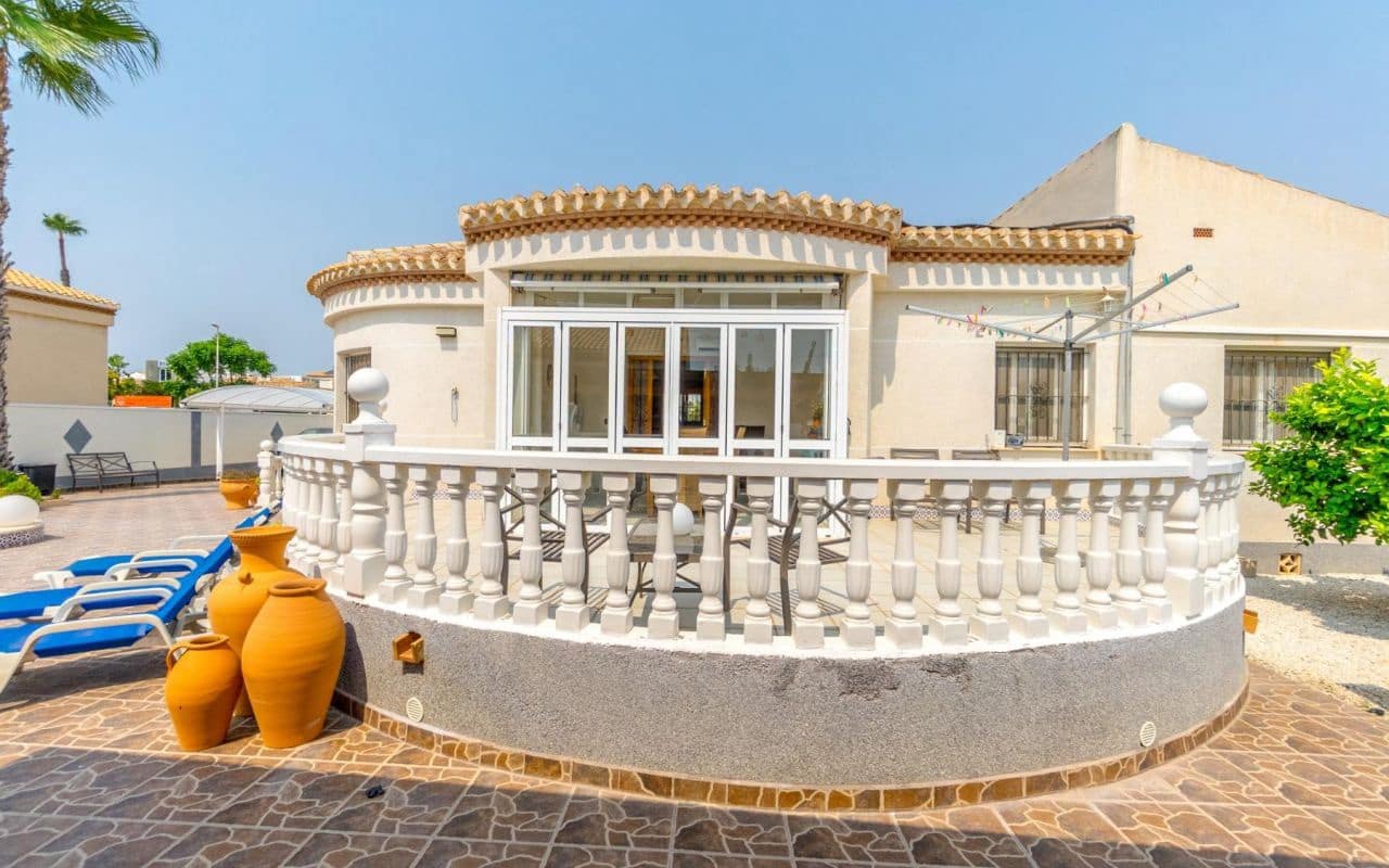 4 makuuhuone Huvila myytävänä paikassa Playa Flamenca mukana uima-altaan - 559 000 € (Ref: 9189897)