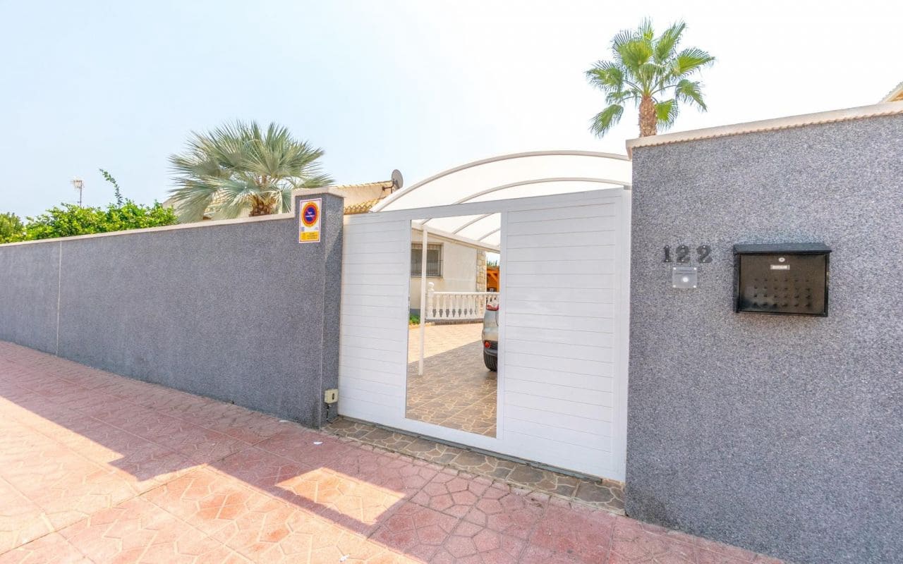 4 makuuhuone Huvila myytävänä paikassa Playa Flamenca mukana uima-altaan - 559 000 € (Ref: 9189897)