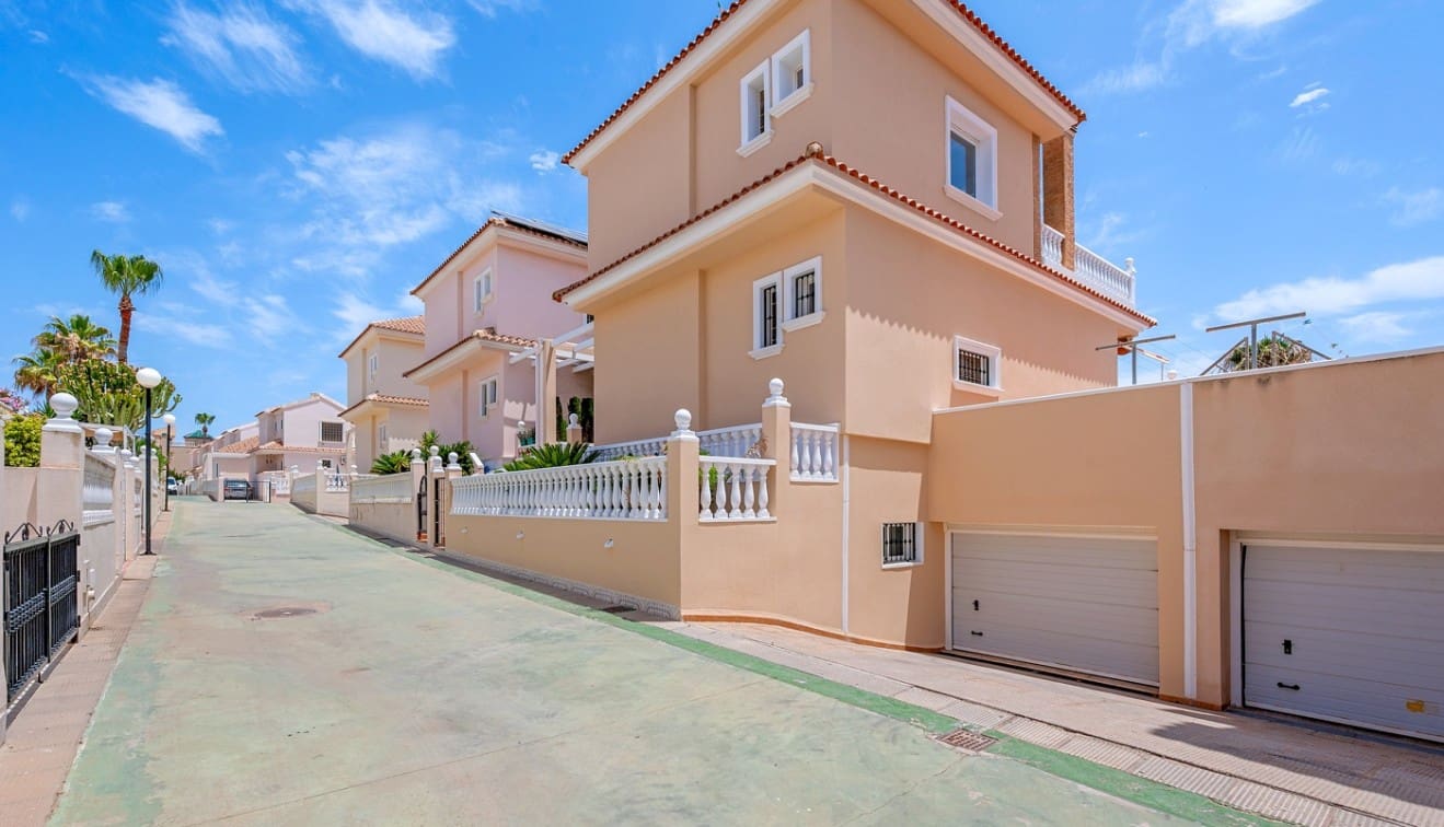 4 soveværelse Villa til salg i Torrevieja med swimmingpool garage - € 960.000 (Ref: 9190355)