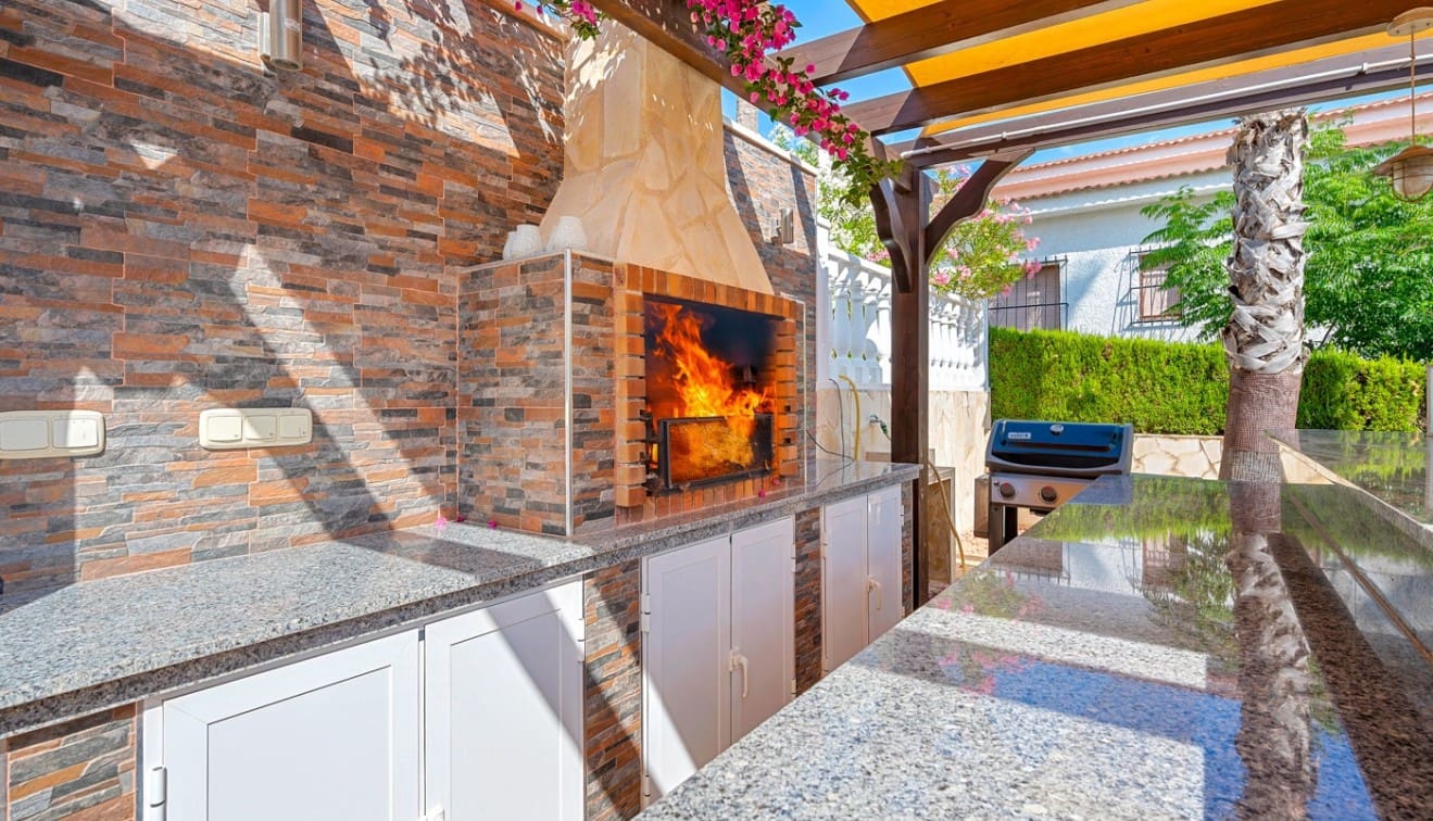 5 bedroom Villa for sale in Ciudad Quesada with pool garage - € 630,000 (Ref: 9190519)