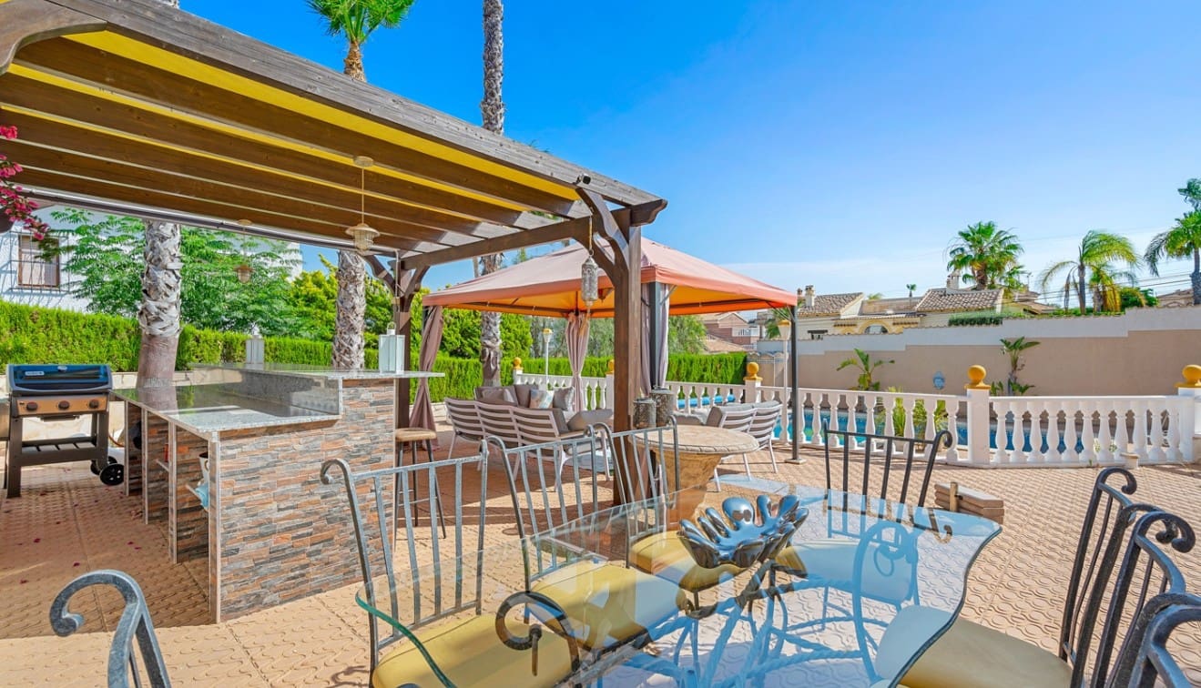 5 bedroom Villa for sale in Ciudad Quesada with pool garage - € 630,000 (Ref: 9190519)