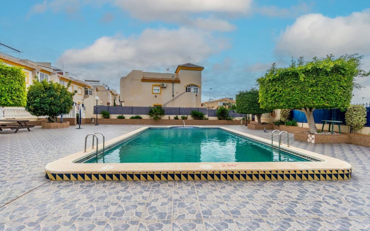 2 Zimmer Apartment zu verkaufen in Torrevieja mit Pool - 149.000 € (Ref: 9199951)