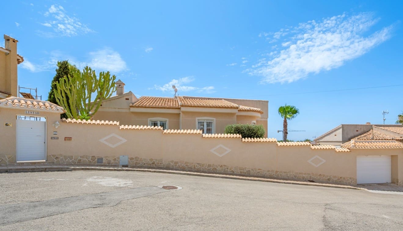 3 bedroom Villa for sale in Ciudad Quesada with pool - € 460,000 (Ref: 9292363)