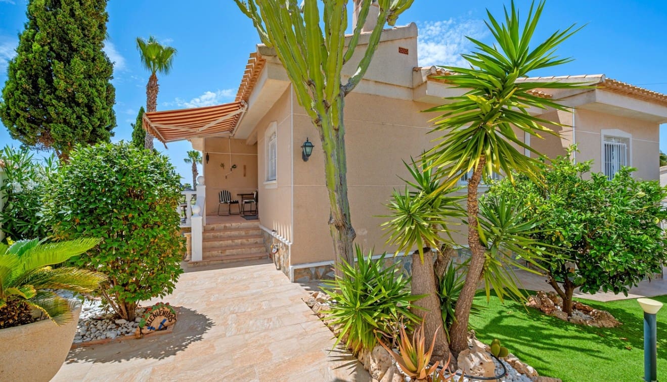 3 bedroom Villa for sale in Ciudad Quesada with pool - € 460,000 (Ref: 9292363)