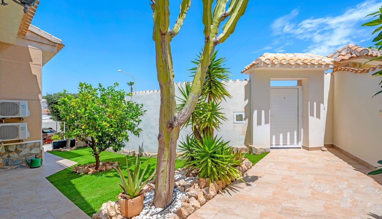 3 bedroom Villa for sale in Ciudad Quesada with pool - € 460,000 (Ref: 9292363)