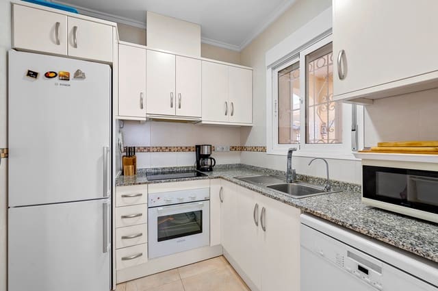 Chalet de 5 habitaciones en Benijófar en venta con piscina - 359.000 € (Ref: 9313919)