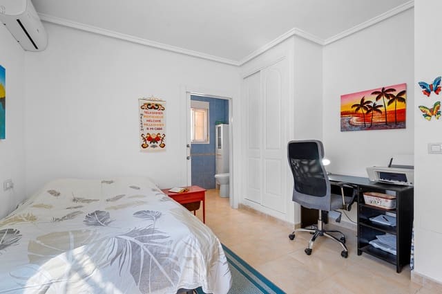 Chalet de 5 habitaciones en Benijófar en venta con piscina - 359.000 € (Ref: 9313919)