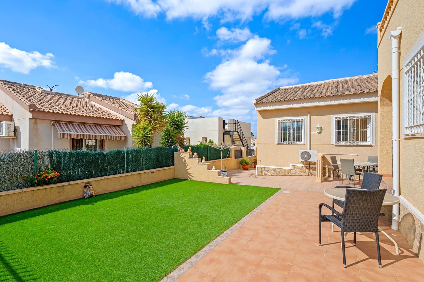 Chalet de 5 habitaciones en Benijófar en venta con piscina - 359.000 € (Ref: 9313919)