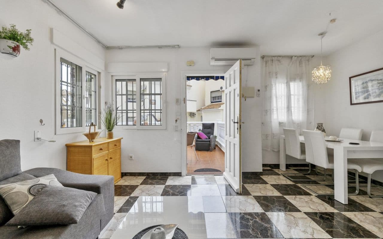 3 slaapkamer Rijtjeshuis te koop in Playa Flamenca met zwembad - € 249.000 (Ref: 9319716)