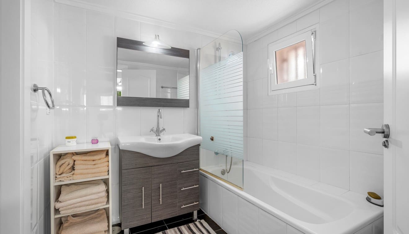 4 soverom Kjedet enebolig til salgs i Punta Prima med svømmebasseng - € 485 000 (Ref: 9345563)