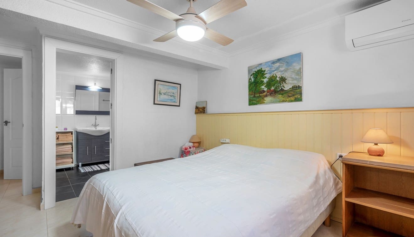 4 soverom Kjedet enebolig til salgs i Punta Prima med svømmebasseng - € 485 000 (Ref: 9345563)